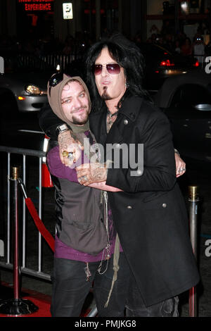 Bam Margera e Nikki Sixx della band Motley Crue alla premiere di Paramount Picture "Jackass 3D'. Gli arrivi presso Grauman's Chinese Theatre a Hollywood, CA, 13 ottobre 2010. Foto di Giuseppe Martinez / PictureLux Riferimento File # 30569 006PLX per solo uso editoriale - Tutti i diritti riservati Foto Stock