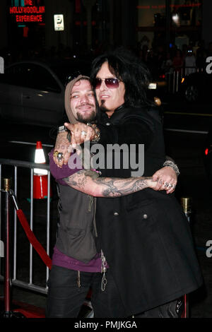 Bam Margera e Nikki Sixx della band Motley Crue alla premiere di Paramount Picture "Jackass 3D'. Gli arrivi presso Grauman's Chinese Theatre a Hollywood, CA, 13 ottobre 2010. Foto di Giuseppe Martinez / PictureLux Riferimento File # 30569 007PLX per solo uso editoriale - Tutti i diritti riservati Foto Stock