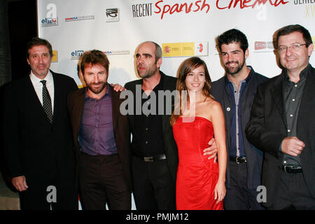 Emilio Aragon, Antonio de la Torre, Luis Tosar, Marta Etura, Miguel Angel Munoz al recente Cinema Spagnolo 2010 apertura notturna di Gala. Gli arrivi presso il teatro egiziano in Hollywood, CA, 14 ottobre 2010. © Giuseppe Martinez/Picturelux - Tutti i diritti sono riservati / PictureLux Riferimento File # 30570 072PLX per solo uso editoriale - Tutti i diritti riservati Foto Stock