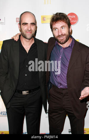 Luis Tosar e Antonio de la Torre al recente Cinema Spagnolo 2010 apertura notturna di Gala. Gli arrivi presso il teatro egiziano in Hollywood, CA, 14 ottobre 2010. © Giuseppe Martinez/Picturelux - Tutti i diritti sono riservati / PictureLux Riferimento File # 30570 74PLX per solo uso editoriale - Tutti i diritti riservati Foto Stock