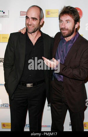 Luis Tosar e Antonio de la Torre al recente Cinema Spagnolo 2010 apertura notturna di Gala. Gli arrivi presso il teatro egiziano in Hollywood, CA, 14 ottobre 2010. © Giuseppe Martinez/Picturelux - Tutti i diritti sono riservati / PictureLux Riferimento File # 30570 075PLX per solo uso editoriale - Tutti i diritti riservati Foto Stock