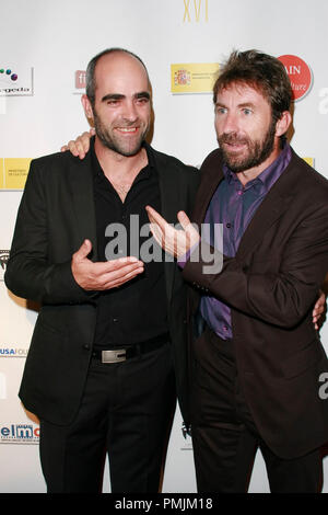 Luis Tosar e Antonio de la Torre al recente Cinema Spagnolo 2010 apertura notturna di Gala. Gli arrivi presso il teatro egiziano in Hollywood, CA, 14 ottobre 2010. © Giuseppe Martinez/Picturelux - Tutti i diritti sono riservati / PictureLux Riferimento File # 30570 076 - PTO PLX per solo uso editoriale - Tutti i diritti riservati Foto Stock