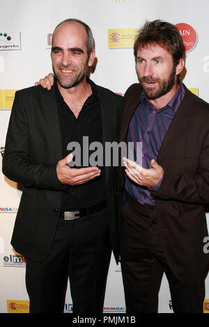 Luis Tosar e Antonio de la Torre al recente Cinema Spagnolo 2010 apertura notturna di Gala. Gli arrivi presso il teatro egiziano in Hollywood, CA, 14 ottobre 2010. © Giuseppe Martinez/Picturelux - Tutti i diritti sono riservati / PictureLux Riferimento File # 30570 077PLX per solo uso editoriale - Tutti i diritti riservati Foto Stock