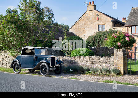 1934 Austin Seven Tourer al di fuori di un cottage. Broadway, Cotswolds, Worcestershire, Inghilterra Foto Stock