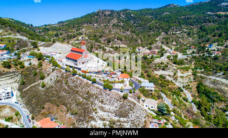 Vista aerea di Agios Arsenios chiesa, Kyperounda village, Limassol, Cipro. Punto di riferimento tradizionale cristiana ortodossa greca, ceramica tetto di tegole, pietra b Foto Stock