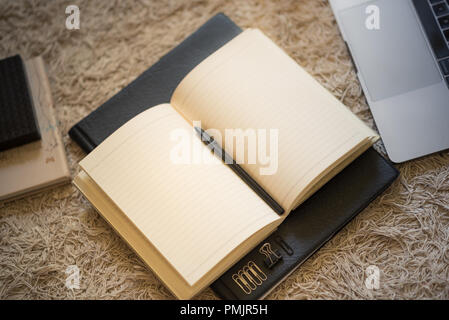 Vista dall'alto verso il basso di apertura ufficiale delle pagine vuote, incandescente caldamente come se in attesa di idee, di storie e di immaginazione Foto Stock