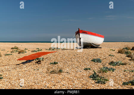 Una barca spiaggiata sul Dungeness shingle nel Kent, Inghilterra. Il 31 agosto 2018 Foto Stock