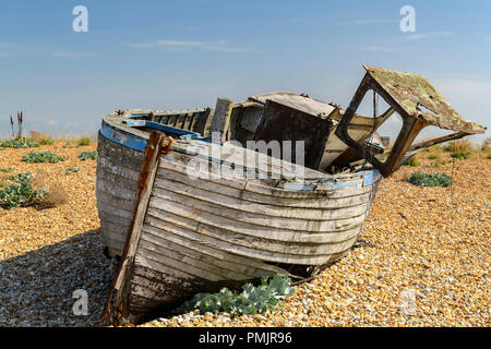 Una barca spiaggiata sul Dungeness shingle nel Kent, Inghilterra. Il 31 agosto 2018 Foto Stock
