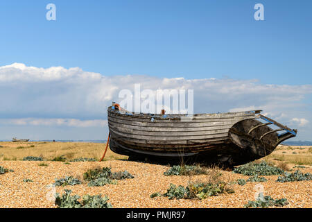 Una barca spiaggiata sul Dungeness shingle nel Kent, Inghilterra. Il 31 agosto 2018 Foto Stock