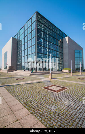 Zagabria, Croazia, edificio della biblioteca nazionale e universitaria di Zagabria, Croazia, architettura moderna, la facciata di vetro Foto Stock