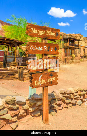 Segno di Calico Ghost Town di Calico montagne del Deserto Mojave, nel sud della California, Stati Uniti d'America. Parco storico e popolare destinazione di viaggio. La città mineraria è vicino a Barstow, San Bernardino. Colpo verticale. Foto Stock