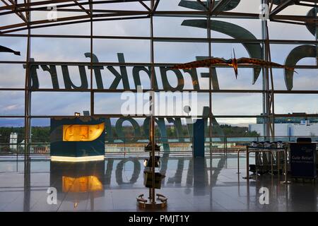 Lufthansa (LH) velivoli sono allineati all'aeroporto di Francoforte (FRA), l'aeroporto più trafficato in Germania e di un hub principale per la compagnia aerea tedesca. Foto Stock