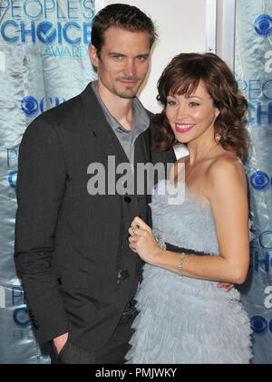 Autumn Reeser & marito Jesse Warren al 2011 People's Choice Awards - Gli arrivi presso il Nokia Theater L.A. Vive a Los Angeles, CA. La manifestazione ha avuto luogo il Mercoledì, 5 gennaio 2011. Foto di PRPP Pacific Rim Photo Press / PictureLux Foto Stock