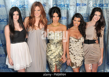 Kylie Jenner, Khloe Kardashian Kim Kardashian, Kourtney Kardashian & Kendall Jenner al 2011 People's Choice Awards - Gli arrivi presso il Nokia Theater L.A. Vive a Los Angeles, CA. La manifestazione ha avuto luogo il Mercoledì, 5 gennaio 2011. Foto di PRPP Pacific Rim Photo Press / PictureLux Foto Stock