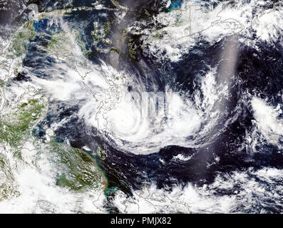 Super Typhoon Mangkhut (Ompong) nelle Filippine. Gli elementi di questa immagine fornita dalla NASA Foto Stock