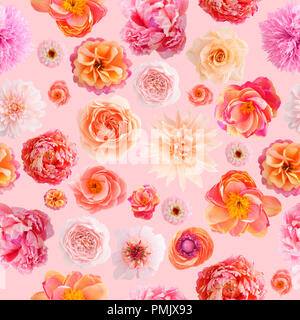 Modello senza cuciture a mano con carta crespa fiori rosa su sfondo colorato Foto Stock