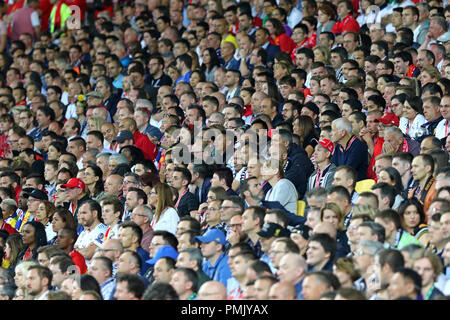 Kiev, Ucraina - 26 Maggio 2018: la gente guarda la finale di UEFA Champions League 2018 gioco sulle tribune del NSC Olimpiyskiy a Kiev, Ucraina. La NSC Olimpiyskiy Foto Stock