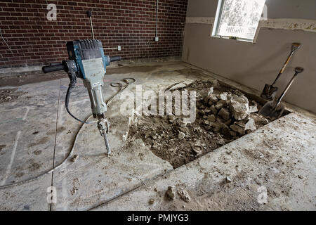 Plugger pneumatico, jackhammer, utilizzato in una ricostruzione dell'edificio e rotture di pavimento in calcestruzzo Foto Stock