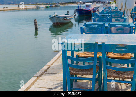 Foto scattata al di fuori del tradizionale ristorante taverna vicino al mare nella città di Lefkada, isole Ionie, Grecia Foto Stock