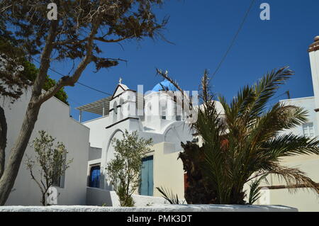 Il campanile e la facciata principale della bella chiesa di Pyrgos Kallistis sull isola di Santorini. Viaggi, Crociere, architettura, paesaggi. 7 luglio Foto Stock