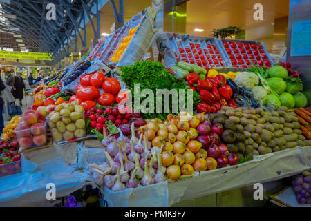 ST. Pietroburgo, Russia, 29 aprile 2018: vista offuscata della deliziosa frutta e verdura in stallo all'interno di un mercato a San Pietroburgo Foto Stock