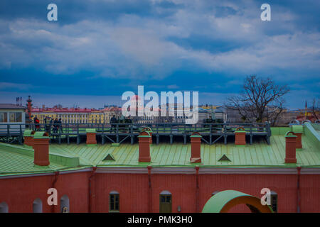 ST. Pietroburgo, Russia, 17 maggio 2018: veduta esterna di persone non identificate a piedi in un tetto verde vicino al vecchio pezzo d'artiglieria vicino al bastione Naryshkin, con colonna rostrale dietro Foto Stock