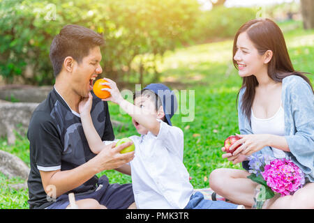 Asian teen famiglia felice vacanza momento picnic nel parco Foto Stock