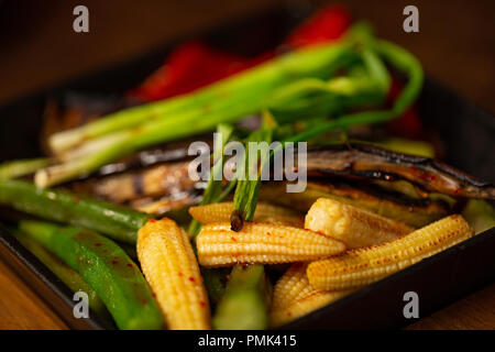 Mais alla griglia con burro e gli asparagi. servire in un ristorante Foto Stock