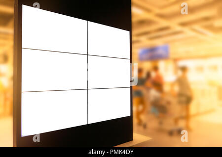 Nero cartellone pubblicitario schermo lcd nel centro commerciale per la vendita o la promozione di elementi. Foto Stock