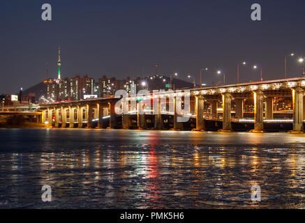 SEOUL, Corea del Sud - Jan 22, 2018: Banpo bridge e Torre N Seoul durante la notte con la riflessione sul fiume congelato Foto Stock