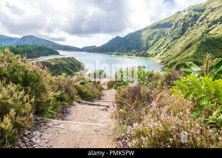 Vista di Lagoa do Fogo lago di fuoco sull'isola di Sao Miguel Azzorre un cratere del lago entro il Água de Pau massiccio stratovulcano Foto Stock