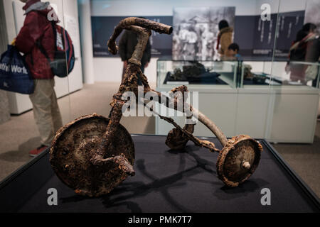 HIROSHIMA, Giappone - Feb 05, 2018: arrugginite e distrutto il triciclo dall'esplosione nucleare sito. Pezzo di Hiroshima Peace Memorial Museum Foto Stock