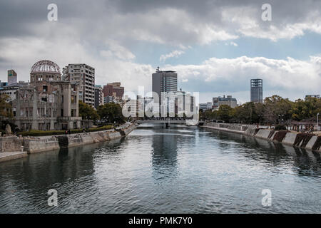 HIROSHIMA, Giappone - Feb 05, 2018: Genbaku cupola della bomba atomica e Pace di Hiroshima commemorativo Foto Stock