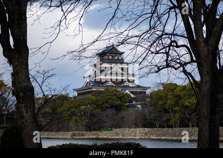 HIROSHIMA, Giappone - Feb 05, 2018: il castello di Hiroshima con il cielo nuvoloso dietro i brunch Foto Stock