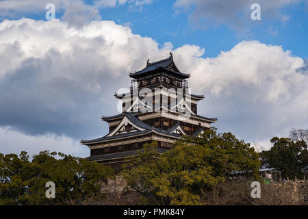 HIROSHIMA, Giappone - Feb 05, 2018: il castello di Hiroshima con il cielo nuvoloso centrato Foto Stock