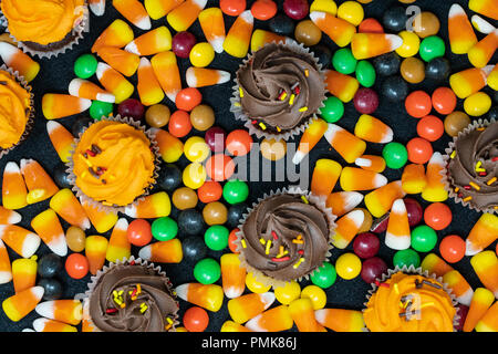 Vista ravvicinata di Halloween Candy e mais, tortini di cioccolato e caramelle Foto Stock