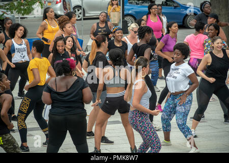 Le donne partecipano in un esercizio di outdoor classe organizzata dal Downtown Brooklyn miglioramento del Business District sul pubblico di Plaza del 300 Ashland luogo lo sviluppo di Brooklyn a New York Sabato, 15 settembre 2018. (© Richard B. Levine) Foto Stock