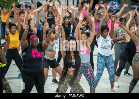Le donne partecipano in un esercizio di outdoor classe organizzata dal Downtown Brooklyn miglioramento del Business District sul pubblico di Plaza del 300 Ashland luogo lo sviluppo di Brooklyn a New York Sabato, 15 settembre 2018. (© Richard B. Levine) Foto Stock