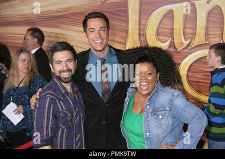 Joshua Gomez, Zachary Levi, Yvette Nicole Brown 11/14/10 "aggrovigliato' Premiere @El Capitan Theater di Hollywood Ph: Ima Kuroda/HNW / PictureLux Riferimento File # 30700 117PLX per solo uso editoriale - Tutti i diritti riservati Foto Stock