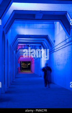 Un pedone cammina per il Rainbow in tunnel di Birmingham, Alabama Foto Stock