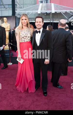 Mark Wahlberg, Oscar-nominee Best Motion Picture dell'anno, arriva con Rhea Durham per la 83annuale di Academy Awards il Kodak Theatre di Hollywood, CA il 27 febbraio 2011. Riferimento al file # 30871 294 per solo uso editoriale - Tutti i diritti riservati Foto Stock