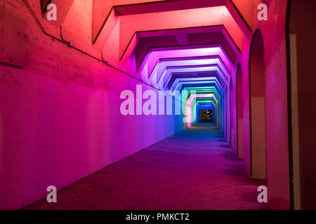 LED Tunnel Arcobaleno, Birmingham Al Foto Stock