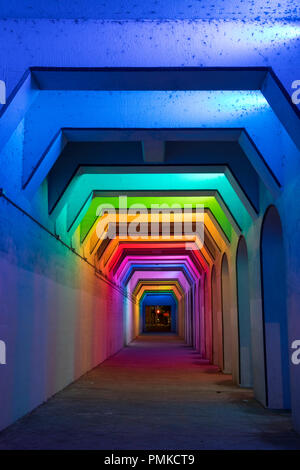 LED Tunnel Arcobaleno, Birmingham Al Foto Stock