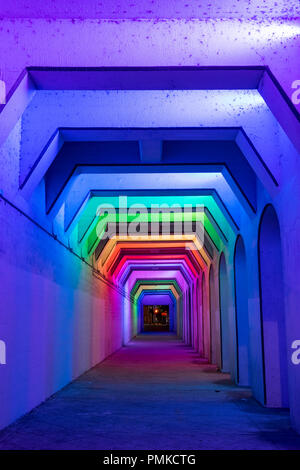 LED Tunnel Arcobaleno, Birmingham Al Foto Stock