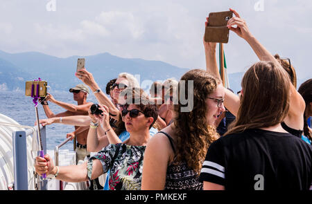 I turisti in barca, scattare fotografie,come si avvicinano a Portofino, Genova, Italia, Europa Foto Stock