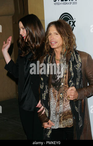 Liv Tyler e Steven Tyler alla premiere di IFC mezzanotte il 'Super'. Gli arrivi presso il teatro egiziano in Hollywood, CA, Marzo 21, 2011. Foto di Joe Martinez / PictureLux Foto Stock
