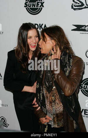 Liv Tyler e Steven Tyler alla premiere di IFC mezzanotte il 'Super'. Gli arrivi presso il teatro egiziano in Hollywood, CA, Marzo 21, 2011. Foto di Joe Martinez / PictureLux Foto Stock