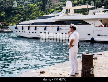 Navale Italiano ufficiale con un pensieroso espressione permanente al porto di yacht di lusso in background, Portofina, Genova, Italia, Europa Foto Stock