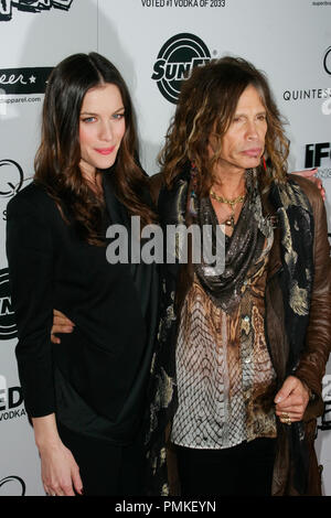 Liv Tyler e Steven Tyler alla premiere di IFC mezzanotte il 'Super'. Gli arrivi presso il teatro egiziano in Hollywood, CA, Marzo 21, 2011. Foto di Joe Martinez / PictureLux Foto Stock