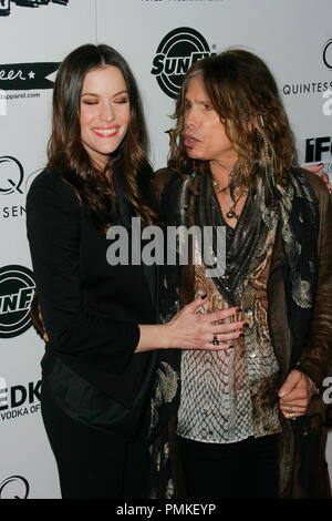 Liv Tyler e Steven Tyler alla premiere di IFC mezzanotte il 'Super'. Gli arrivi presso il teatro egiziano in Hollywood, CA, Marzo 21, 2011. Foto di Joe Martinez / PictureLux Foto Stock